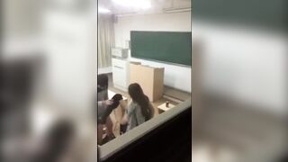 某中学老师”和“美女”学生的教室门