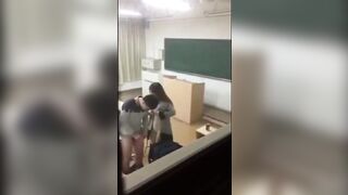 某中学老师”和“美女”学生的教室门