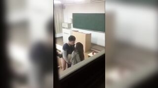 某中学老师”和“美女”学生的教室门