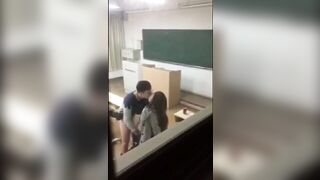 某中学老师”和“美女”学生的教室门