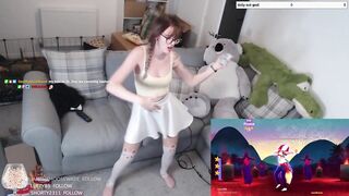 CUTE TWITCH STREAMER GIRL DANCING TO SHAKIRA (SHYPHOEBE)