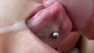 Close up lekker pijpen met een piercing