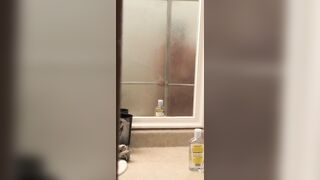 Caught my girlfriend’s orgasm with the shower head