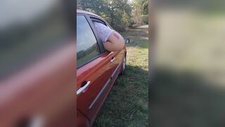 She took her ass out in the car