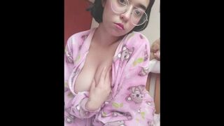 EXQUISITO! - Mi Sugar Babe Se Masturba Con Su Kigurumi Puesto