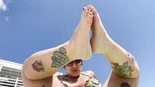 CLEAN MY SEXY DIRTY FEET IN THE BEACH