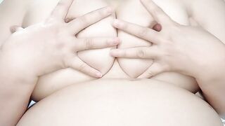 こぼれるどの豊満おっぱいを指くいこませてもみもみ、乳首コリコリ