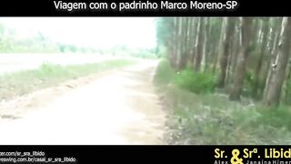 Ela viajou com um amigo e aprontaram juntos na beira da estrada