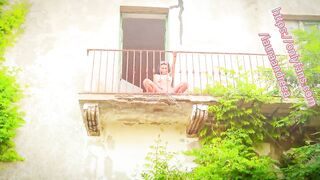 Italy – big abandoned house – balcony show