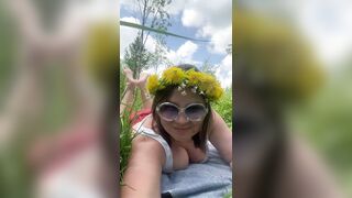 FLASHING BIG NATURAL BOOBS OUTDOORS IN A PARK.