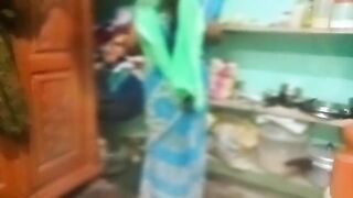 Desi aunty sary changing in home