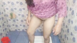 Chupke Se Bhabhi ko Susu Karte Huye Dekha