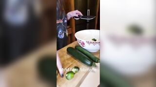 Deux belle sœur MILF bisexuelle se baise HARD avec des courgettes