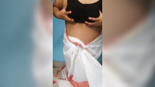 Sasur ke samne Biwi hot hote hai aur apne sari utar detahi - Indian Sex