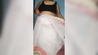 Sasur ke samne Biwi hot hote hai aur apne sari utar detahi - Indian Sex