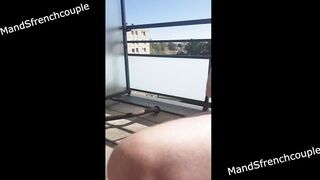 Branlette avec les pieds sur la terrasse avec ma petite pute