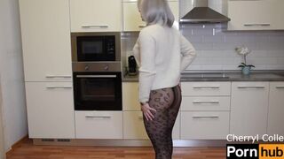 MATURE LADY IN LEO TIGHTS