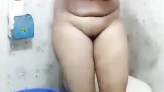 Bhabhi nangi hokar Naha Rahi bathroom mein Kar Diya mast chudai