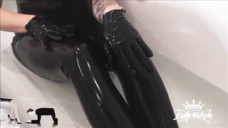 Bath time in latex