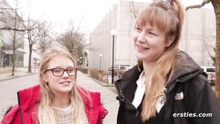 Heißes Vergnügen in der Universitätsbibliothek mit Holly und Ida