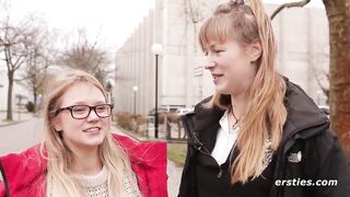 Heißes Vergnügen in der Universitätsbibliothek mit Holly und Ida