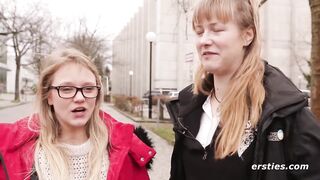 Heißes Vergnügen in der Universitätsbibliothek mit Holly und Ida