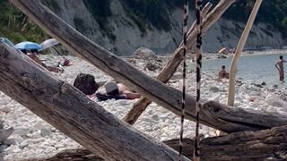 Mi sborra nei piedi in spiaggia vicino a degli sconosciuti