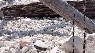 Mi sborra nei piedi in spiaggia vicino a degli sconosciuti