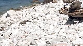 Mi sborra nei piedi in spiaggia vicino a degli sconosciuti