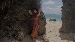 Girlfriend takes off all her clothes and changes into a bikini on a beautiful beach♡Japanese hentai