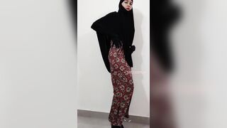 Twerking Arab Horny Slut Masturbates both Holes قحبة مغربية في السعودية