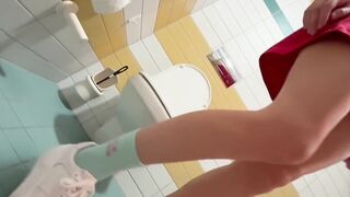 PEE IN SCHOOL TOILET CLOSE UP SMALL TEENAGE PUSSY