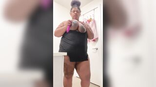 Sexy fat milf squirting all over the bathroom floor