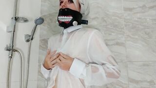 Tokyo Ghoul-Sexy cosplayer caresses herself through a wet sh